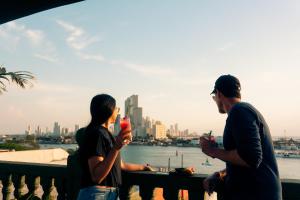 卡塔赫纳Viajero Cartagena - Getsemaní Hostel的男人和女人看手机
