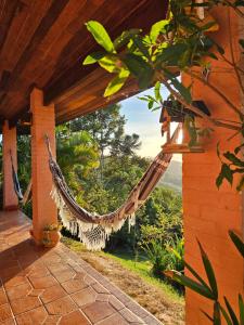 Um jardim em Casa de Campo Araxá na montanha com piscina
