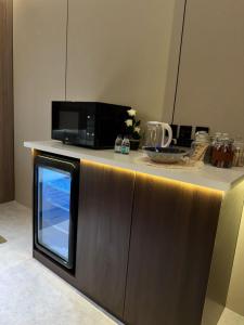 Dapur atau dapur kecil di استديو انيق بجلسة ومدخل ذكي