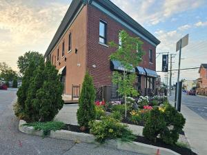 a building with a bunch of flowers in front of it at Cozy Apartment #8-B in Gatineau