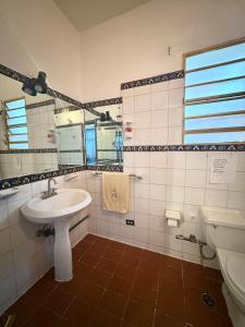 a bathroom with a sink and a toilet at El Sofá Caracas in Caracas +41 photos