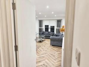 バーミンガムにあるLuxury 2 Bed Apartment in Birminghamのソファとテーブルのあるリビングルーム