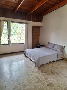 Ένα ή περισσότερα κρεβάτια σε δωμάτιο στο Luca hostel