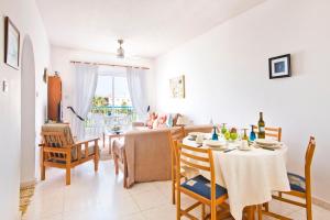 een eetkamer en een woonkamer met een tafel en stoelen bij King's Palace Apartment in Paphos City