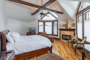 ein Schlafzimmer mit einem Bett und einem Kamin in der Unterkunft Heritage House by Exceptional Stays in Telluride