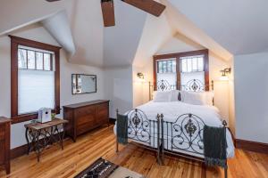 ein Schlafzimmer mit einem Bett und einem Holzboden in der Unterkunft Heritage House by Exceptional Stays in Telluride