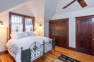 ein Schlafzimmer mit einem Bett mit Holzboden und einem Deckenventilator in der Unterkunft Heritage House by Exceptional Stays in Telluride