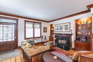 ein Wohnzimmer mit Kamin und Couch in der Unterkunft Heritage House by Exceptional Stays in Telluride + 18 Fotos