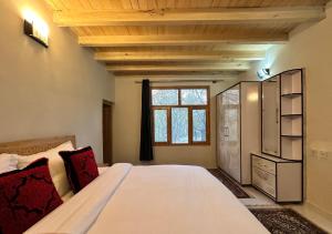 Un dormitorio con una cama grande y una ventana. en North Vibe Resort Hunza, en Hunza