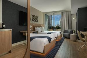 Postel nebo postele na pokoji v ubytování Gale Miami Hotel & Residences