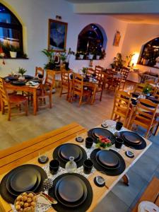 stół z talerzami jedzenia w restauracji w obiekcie Harmatówka w Bukowinie Tatrzańskiej