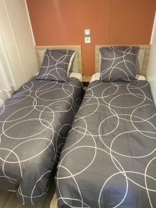two beds sitting next to each other in a bedroom at Camping 3 étoiles l'Albanou Chic in Le Pouzin +18 photos