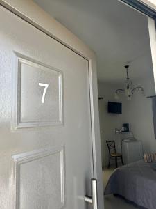 TV a/nebo společenská místnost v ubytování Sardis Rooms