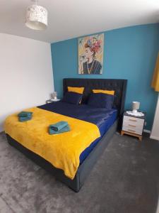 Ένα ή περισσότερα κρεβάτια σε δωμάτιο στο Flat in Northampton -Town Center +5 φωτογραφίες