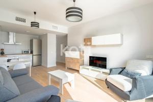 ein Wohnzimmer mit 2 Sofas und einer Küche in der Unterkunft Koti Rentals - Azarbe in Santa Fe de los Boliches