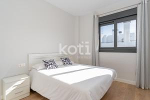 ein weißes Schlafzimmer mit einem großen Bett und einem Fenster in der Unterkunft Koti Rentals - Azarbe in Santa Fe de los Boliches + 26 Fotos