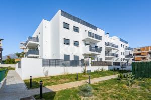 ein Bild eines weißen Apartmenthauses in der Unterkunft Koti Rentals - Azarbe in Santa Fe de los Boliches