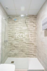 eine Dusche mit Glastür im Badezimmer in der Unterkunft Koti Rentals - Azarbe in Santa Fe de los Boliches