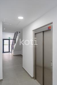 ein Aufzug in einem Gebäude mit einer Treppe in der Unterkunft Koti Rentals - Azarbe in Santa Fe de los Boliches