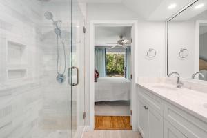 ein weißes Badezimmer mit Dusche und Waschbecken in der Unterkunft 1351 Fairway Oaks Villa by Akers Ellis Rentals in Kiawah Island + 37 Fotos