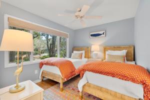 ein Schlafzimmer mit zwei Betten und einem Fenster in der Unterkunft 1351 Fairway Oaks Villa by Akers Ellis Rentals in Kiawah Island