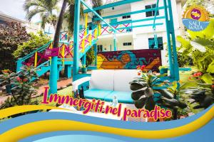 普罗维登西亚Salt Wata的建筑前的游乐场,有标志