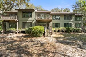 ein großes Haus mit einem großen Hof in der Unterkunft 1351 Fairway Oaks Villa by Akers Ellis Rentals in Kiawah Island