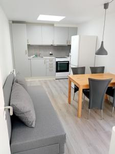 Kuchyň nebo kuchyňský kout v ubytování centrally located apartment