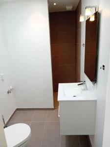 Koupelna v ubytování centrally located apartment + 2 fotografie