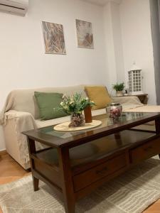 a living room with a coffee table and a couch at Casa Abuela Cati in Sanlúcar de Guadiana
