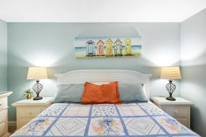 ein Schlafzimmer mit einem Bett mit zwei Lampen in der Unterkunft 1409 West Beach Villa by Akers Ellis Rentals in Kiawah Island