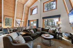 Χώρος καθιστικού στο Lakeview Spacious 5BDR Tahoe City Home w Hot Tub on XL Deck Outdoor Furniture BBQ