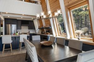 Η κουζίνα ή μικρή κουζίνα στο Lakeview Spacious 5BDR Tahoe City Home w Hot Tub on XL Deck Outdoor Furniture BBQ