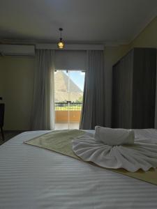Voodi või voodid majutusasutuse Jazal Pyramids View Hotel toas