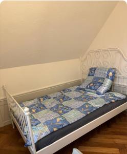 Voodi või voodid majutusasutuse Gemutliches Zimmer 2OGA 2Min von Hbf Solothurn toas