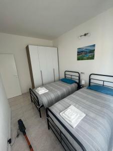 Flori's Home في بيرغامو: غرفة بها سريرين في غرفة