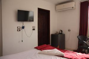 Et tv og/eller underholdning på Middle East pyramids veiw & spa