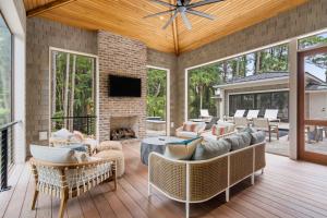 Χώρος καθιστικού στο 194 Ballybunion Drive by Akers Ellis Rentals