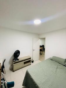 sypialnia z łóżkiem i pokój z drzwiami w obiekcie Aluguel de Apartamento em Cabo Frio Temporada e Finais de Semana w mieście Cabo Frio