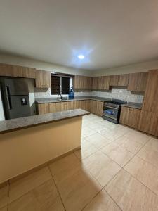 ラ・ロマーナにあるVilla Samanthaの大きなキッチン(木製キャビネット、カウンタートップ付) +34枚の写真