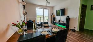 Μια τηλεόραση ή/και κέντρο ψυχαγωγίας στο Apartament Na Chopina