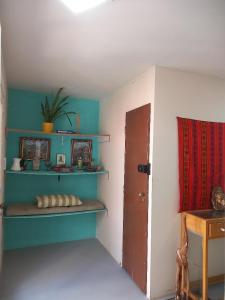 een kamer met blauwe muren, planken en een deur bij VILA LEME Casa 11 in Rio de Janeiro