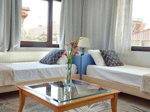 Posedenie v ubytovaní Dora's House comfortable apartment with a yard and view