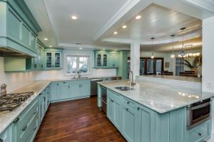 una cocina con armarios azules y encimeras de mármol en 24 Surfsong Road by Akers Ellis Rentals, en Kiawah Island