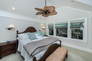 Un dormitorio con una cama y un ventilador de techo. en 24 Surfsong Road by Akers Ellis Rentals, en Kiawah Island