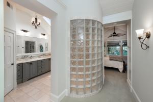 Una gran cocina con un pilar de piedra en el medio de una habitación. en 24 Surfsong Road by Akers Ellis Rentals, en Kiawah Island 41 fotos más