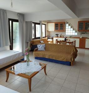 Posteľ alebo postele v izbe v ubytovaní Dora's House comfortable apartment with a yard and view