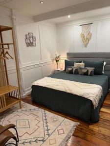 una camera da letto con un letto grande in una stanza di Residência Bavaria, espaço inteiro no centro de Ponta Delgada a Ponta Delgada