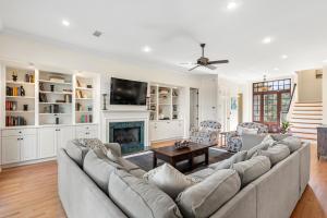 un soggiorno con divano e camino di 27 Marsh Wren Court by Akers Ellis Rentals a Kiawah Island