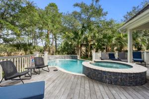 patio con piscina e sedie su una terrazza di 27 Marsh Wren Court by Akers Ellis Rentals a Kiawah Island